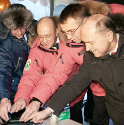  (слева направо) В. Шумейко, И. Федоров, И. Кошин, В. Пехтин включают автоматический аппарат для сварки