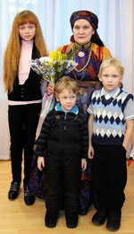 А. Овчинникова с внуками