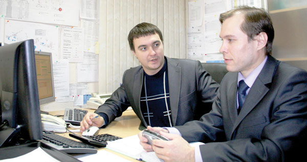 начальник смены Глеб Мирный (слева) принимает дежурство от Альберта Тайчинова