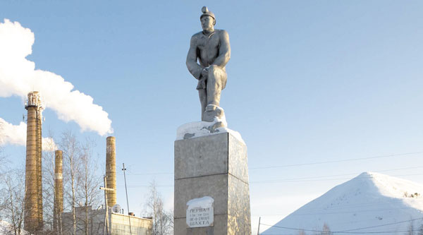 памятник шахтерам-нефтяникам в поселке Ярега