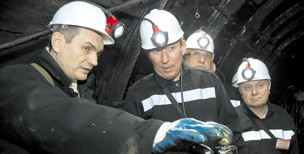 В. Гуляев проводит экскурсию по нефтешахте для Р. Маганова и других членов делегации