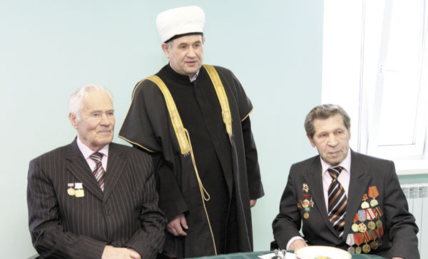 Валиахмад хазрат Гаязов с ветеранами В. Олейниковым (справа) и Н. Лисовенко
