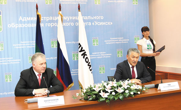 П. Оборонков (слева) и А. Тян во время подписания Соглашения
