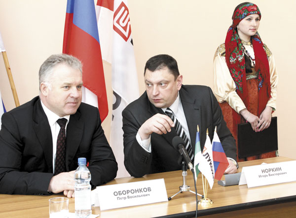 П. Оборонков (слева) и И. Норкин во время подписания