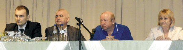 в президиуме (справа налево) Т. Полякова, председатель собрания А. Филиппов, С. Бельков и В. Гуляев