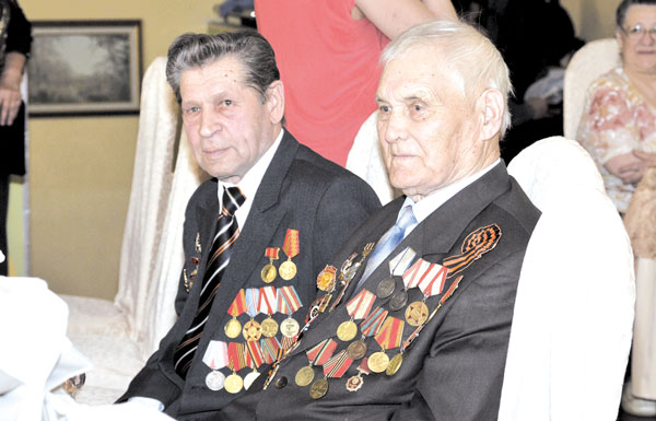 Ветераны Великой Отечественной войны В. Олейников (слева) и Ш. Юмагулов
