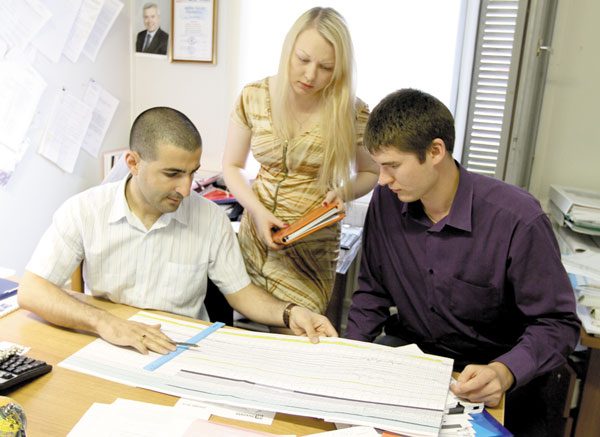 А. Абрамов, Д. Колеватых, А. Мясоутов (слева направо) обсуждают каротажную диаграмму