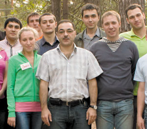 Карен Бегагаев (в центре) и Антон Тетерин (справа от него) вместе с молодежью предприятия