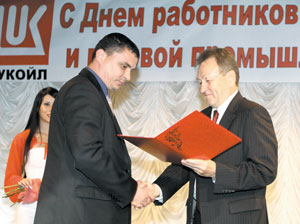 В. Питиримов (справа) вручает награду Д. Гуськову