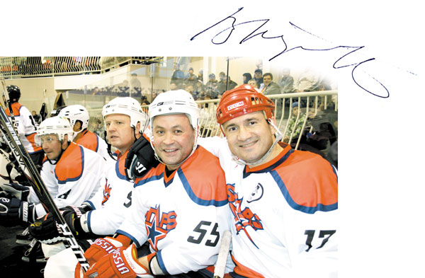 На скамейке команды мастеров (справа – А. Харламов); автограф В. Петрова