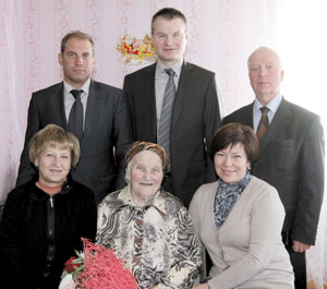 (слева направо) депутат Совета Усинска Т. Сабашникова, М. Семяшкина, Т. Николаева, Н. Кулябов, А. Щербина и Ю. Филиппов