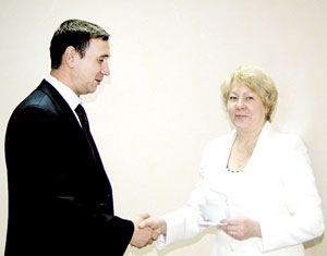 Л. Гаврилова вручает депутатский мандат А. Белых