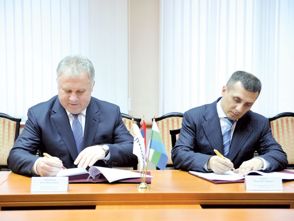 П. Оборонков (слева) и И. Леонов во время подписания Соглашения