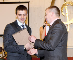 Награду получает А. Радченко (слева)
