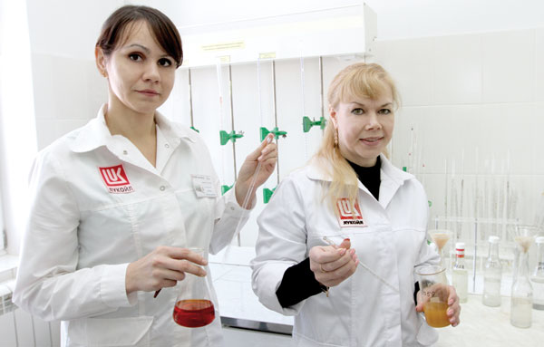 Л. Коханская (слева) и лаборант И. Смотрина