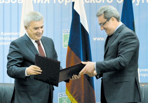 В. Гайзер (справа) и В. Алекперов на подписании соглашения