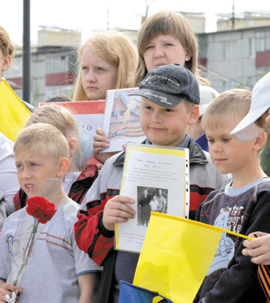 Усинские школьники пришли на митинг с портретами своих предков – участников Великой Отечественной