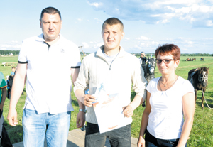 глава Ижемского района И. Норкин (слева) и Н. Воробьева с победителем среди конников А. Семяшкиным