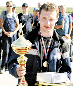 Капитан команды-победительницы П. Тепляков