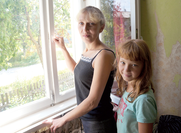  Оксана с дочкой Машей у того самого окна