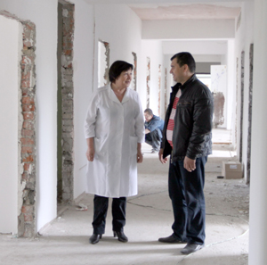 Фавзия Салахова и Валерий Ходченко осматривают помещение поликлиники, где продолжается ремонт