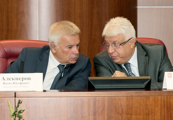 В. Алекперов (слева) и Г. Кирадиев в президиуме конференции