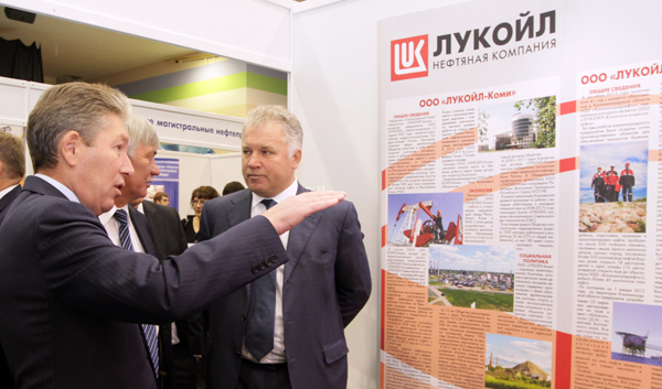 (слева направо) П. Оборонков и Р. Маганов на выставке инвестиционных проектов