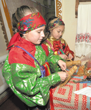 Пока шла экскурсия, Лиза Канева (слева) и Олеся Филлипова мастерили куколок
