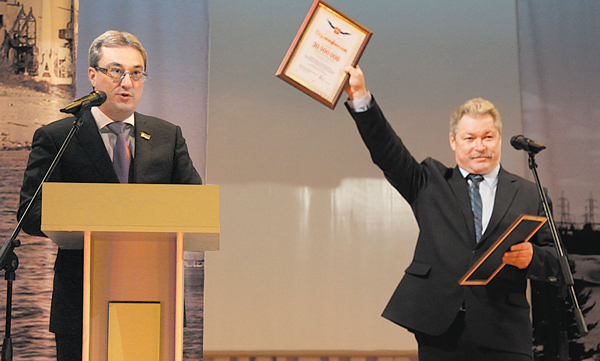В. Гайзер вручил главе администрации МР «Печора» В. Николаеву денежный сертификат