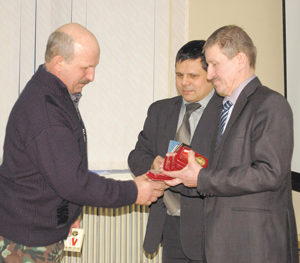 Медаль вручается А. Чупрову (Усть-Цильма)