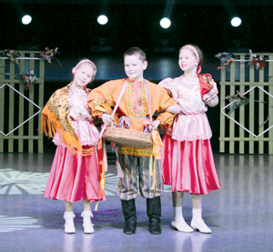 На сцене талантливые детки из Новикбожа