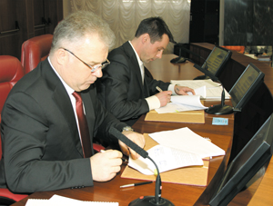 П. Оборонков и А. Еремеев подписывают Коллективный договор на 2014-2015 гг.