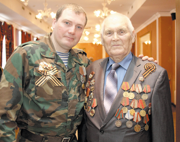 Воины двух поколений А. Ваняшин (слева) и Ш. Юмагулов