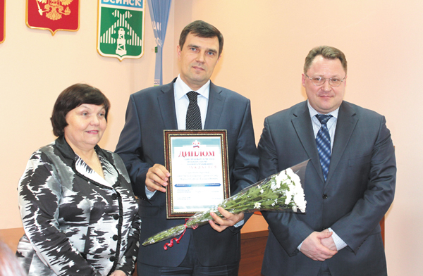 С. Марков (в центре) с наградой