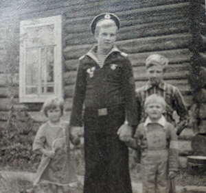 Демобилизованный матрос с племянниками (Лальск, 1979 г.)
