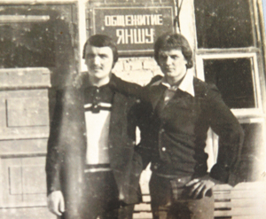 Возле общежития НШУ (справа), 1980 г.