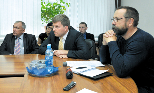  П. Поташов (справа) на встрече с усинскими общественниками