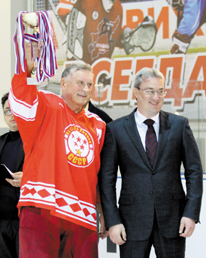 В. Лутченко с кубком победителей и В. Гайзер