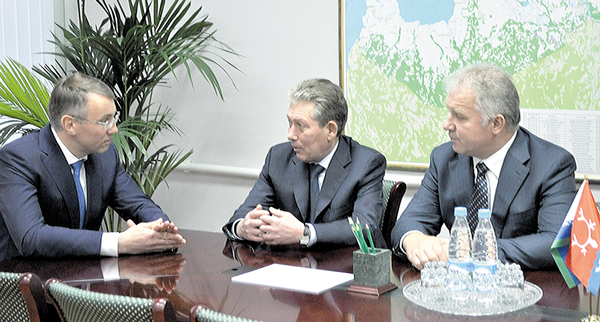 : Губернатора И. Кошина (слева) поздравили Р. Маганов и П. Оборонков