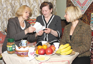 В гостях у В. Шаблинской: М. Гринева (слева) и Ж. Кириенко передают ветерану квитанции на подписку