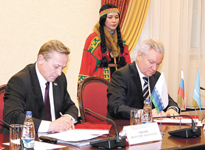 Соглашение подписывают председатель Собрания НАО А. Мяндин (слева) и его коллега из астраханской Думы А. Клыканов