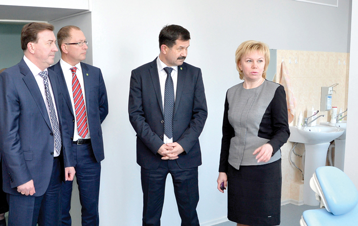 (слева направо) А. Лейфрид, М. Серов, С. Хахалкин и Н. Арнаутова в помещении новой стоматологии