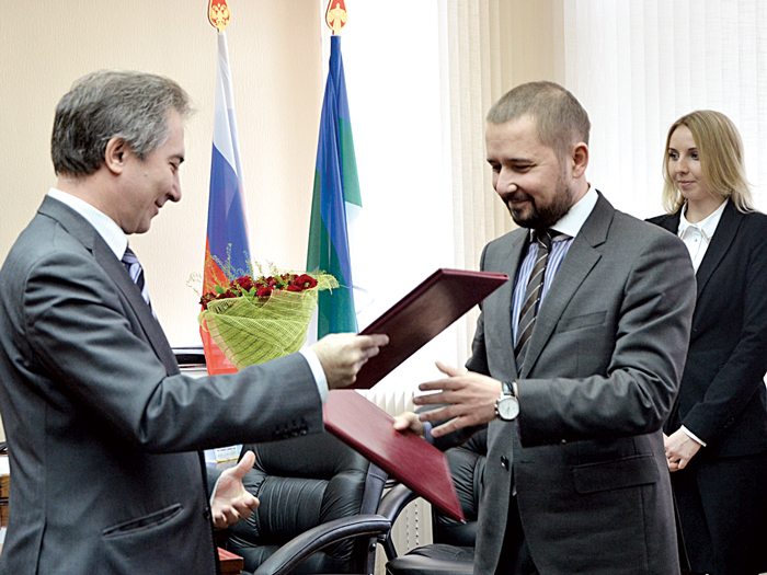 Р. Гималетдинов (справа) и И. Михель во время подписания