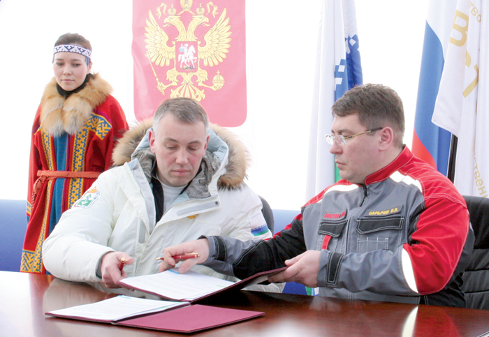 Протокол подписывают И. Кошин (слева) и В. Сарычев