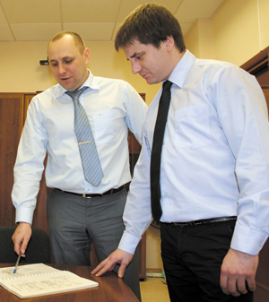 главный механик северного ТПП А. Красиков (слева) и ведущий инженер отдела А. Слезкин с чертежами оборудования
