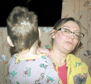 Наталья Сергеевна с больным сынишкой на руках