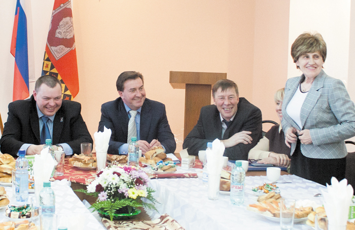(слева направо) А. Поздеев, А. Лейфрид, заместитель руководителя администрации Н. Канев, председатель ТИК О. Дуркина