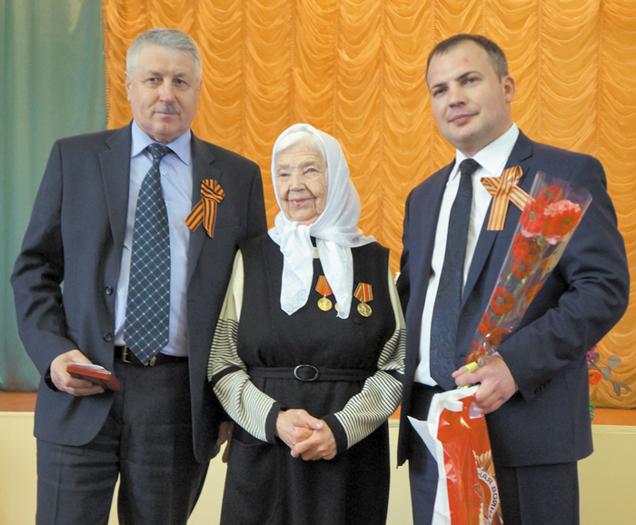 Д. Федоренко (справа) и Ф. Любанин с участницей трудового фронта Марией Зайцевой