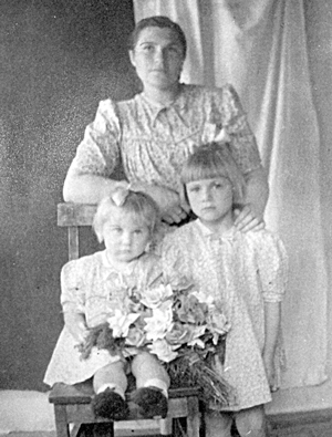 Вместе с дочерьми (послевоенное фото)