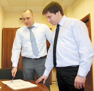 Главный механик Андрей Красиков (слева) и ведущий инженер отдела Алексей Слезкин